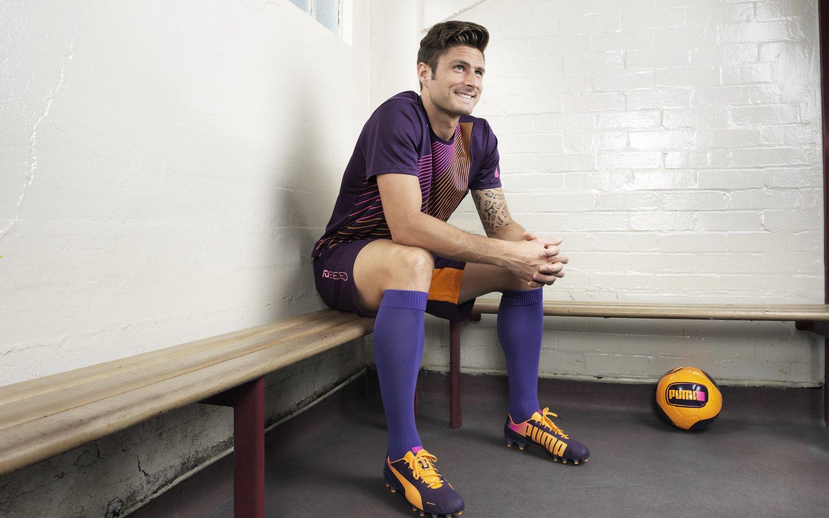 综合格斗巨星卫冕战引爆全球,激烈对决刷新赛事纪录